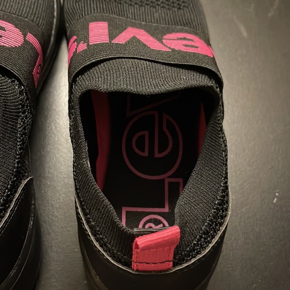 Women’s Levi’s slip on tennis shoes size 6 - Picture 4 of 6